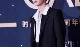 周深红毯上修伞