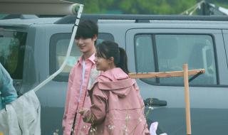 杨幂赵今麦草莓耳环